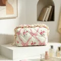 Gesteppte Kosmetiktasche mit Blumenmuster, rosa Schleifen und eleganten Rüschenrändern - Rosa Rose
