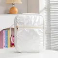 Elegante weiße gesteppte Buchhülle mit glänzendem Schmetterlingsmuster und Griff - Handgeführte Buchhülle / PU Weiß Schleife Geprägt