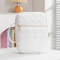 Detailansicht einer weißen gesteppten Buchhülle mit Herzmuster und goldenem Reißverschluss - Handgeführte Buchhülle / Weiß Herz Gesteppt