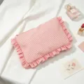 Elegante weergave van een rood gestreepte seersucker cosmetische tas met ruches - Rood