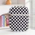 Vista detallada de una funda protectora de libros a cuadros blancos y negros con asa. - Funda Para Libros A Mano / Pana Tablero De Ajedrez Blanco Y Negro