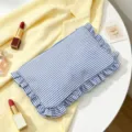 Detailopname van de blauw-wit gestreepte seersucker make-uptas met ruches rand - Donkerblauw