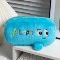 Primer plano de un estuche de peluche azul con simpáticos ojos bordados de dibujo. - Personaje Azul (Estuche de Lápices Muñeca)