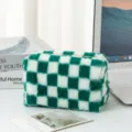 Détail d'une trousse de maquillage en peluche à damier vert et blanc sur un bureau - 16*9*9cm / Grille Verte et Blanche