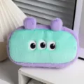Detalle de un lindo estuche de peluche verde y morado con un diseño de bordado de tres ojos. - Pequeño Monstruo Verde y Púrpura (Estuche de Lápices Muñeca)
