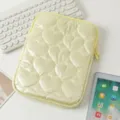 Vista detallada de la funda acolchada para portátil en amarillo pálido con diseño de corazón. - 11 Pulgadas / Amarillo claro