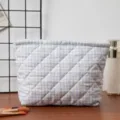Primer plano de un neceser acolchado a cuadros morados con detalles suaves - Bolso de mano / Cuadros Morados