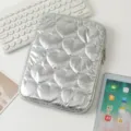 Vista detallada de una funda para tableta acolchada con corazones plateados y suave relleno - 11 Pulgadas / Plateado