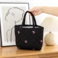 Neceser de maquillaje acolchado negro con bordado de mariposa rosa sostenido a mano - Tamaño: 27*10*18.cm / Tela Negra con Lazo Bordado