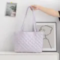 Vista detallada del bolso de cuadros acolchados lila con bordado de lazo rosa suave - 46*6*27 / Cuadros Lazo Púrpura