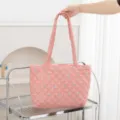 Detalle del bolso tote acolchado a cuadros rojos con bordado de lazos azules sostenido a mano - 46*6*27 / Cuadros Lazo Rojo