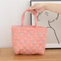 Bolsa de cosméticos acolchada a cuadros rojos con patrones de lazos azules y asa superior - Tamaño: 27*10*18.cm / Cuadros Rojos con Lazo