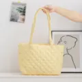 Detalle de bolso tote acolchado de cuadros amarillos con bordado de lazo rosa suave - 46*6*27 / Cuadros Lazo Amarillo