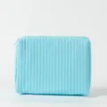 Nahaufnahme einer hellblauen gesteppten Kosmetiktasche mit vertikalen Nähten für Reisen - 25*7.5*17cm / Hellblau
