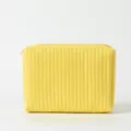 Detailansicht einer leuchtend gelben gesteppten Kosmetiktasche mit Steppnähten - 25*7.5*17cm / Gelb