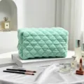 Zachte mintgroene gewatteerde badstof cosmetische tas met luxe parfum en make-up - Cyaan