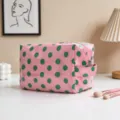 Gran neceser rosa con lunares verdes en un acogedor ambiente hogareño de casa. - Lunares Rosas y Verdes