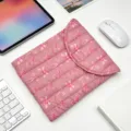 Detalle de funda acolchada rosa con lazos para tableta sobre escritorio - 11" / Lazo Rosa