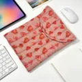 Vista detallada de la textura acolchada suave y el estampado de fresas en la funda. - 11" / Fresa