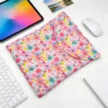 Funda acolchada para portátil con flores en un escritorio limpio con accesorios - Floral