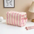 Bolsa de aseo de viaje grande a rayas rosas en escritorio con pinceles de maquillaje - Rayas Finas Rosas Y Beige