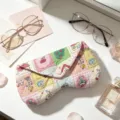 Estuche de tela acolchada para gafas con lindos dibujos animados y botón de corazón - Cuadrícula de Dibujos Animados