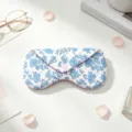 Funda portátil para gafas de tela con estampado de rosas azules y cierre de botón - Blanco con flores azules