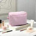 Neceser de maquillaje rosa vichy de seersucker para viaje y organización de belleza. - Rosa