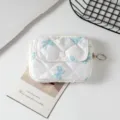 Vista detallada del mini bolso acolchado blanco con lazos azules y decoración - 12*1.5*9cm / White Background Blue Bow