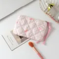 Neceser acolchado rosa a cuadros con lazos mostrado en una composición de fondo plano - Cuadros Rosas con Lazo