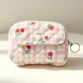 Detalle de mini bolsa acolchada con cuadros y flores, cierre de botón y anilla metálica - 12*1.5*9cm / Flores Pequeñas Rojas