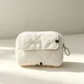 Detalle del mini estuche acolchado para auriculares con botón de presión blanco - 12*1.5*9cm / Lazo bordado beige