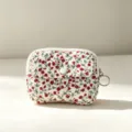 Primer plano de un mini estuche acolchado con flores y cremallera para auriculares - 12*1.5*9cm / Floral Rojo