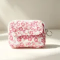 Primer plano de bolsa floral acolchada con botón a presión y llavero - 12*1.5*9cm / Flores rojas y amarillas