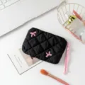 Neceser negro acolchado con lazos rosas bordados para cosméticos y más accesorios - Tela Negra con Lazo Bordado
