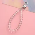 Detailansicht eines transparenten Acryl-Perlen-Schlüsselanhängers mit silbernem Karabiner. - Einzelstück / Transparente Perlenkette