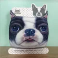 Detailansicht einer Baumwoll-Gesichtsmaske mit 3D-Hundemotiv auf einer Verkaufskarte - Erwachsene / Bulldogge