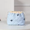 Gesteppte hellblaue Kosmetiktasche mit Kordelzug und schwarzen Schleifenstickereien - Gesteifte Schleife Blau