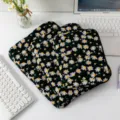 Funda acolchada bordada con margaritas para ordenadores portátiles de 15 pulgadas - 11" / Negro Bordado