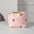 Rosa gesteppte Kosmetiktasche mit Kordelzug und schwarzem Schleifenmuster - Bestickte Schleife Rosa