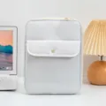 Funda vertical para tableta en gris claro con bolsillo frontal para iPad y accesorios - 11 Pulgadas (28*2*21cm) / Blanco