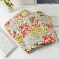 Funda acolchada para portátil con intrincados bordados florales sobre un fondo color crema suave - 11" / Flor de Galsang
