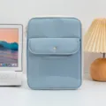 Funda vertical acolchada para tableta azul claro con bolsillo frontal con botón - Azul Celeste