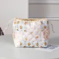 Bolsa de cosméticos acolchada con flores y cordón para organizar artículos de viaje - Stitched Floral Style / Patrón de Cuadros