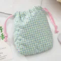 Détail du motif cœur matelassé sur la pochette Instax à carreaux bleus et jaunes - Vert Grille Coeur Matelassé