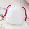 Gros plan détaillé d'une pochette matelassée blanche avec des cordons de serrage rouge vif. - Blanc crème nuage matelassé