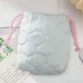 Primer plano de una bolsa acolchada azul claro para cámara con cordón y cuerdas rosas - Azul Calabaza Acolchado