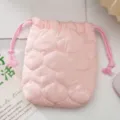 Primer plano de una bolsa de almacenamiento acolchada rosa minimalista para Instax - Rosa Calabaza Acolchado