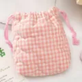 Détail d'un sac à cordon en vichy rose et blanc avec matelassage en forme de cœur - Carreaux de coeur rose matelassé