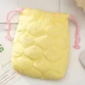 Vista detallada de la bolsa acolchada amarilla con cordón para cámaras compactas - Amarillo Calabaza Acolchado